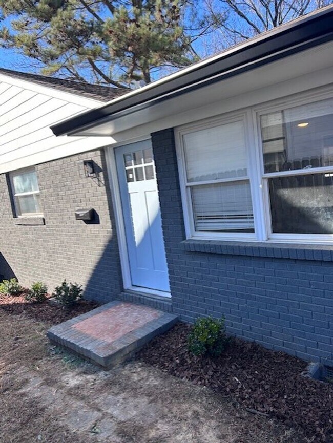 Foto del edificio - Available Now - Great location for this 2 ...