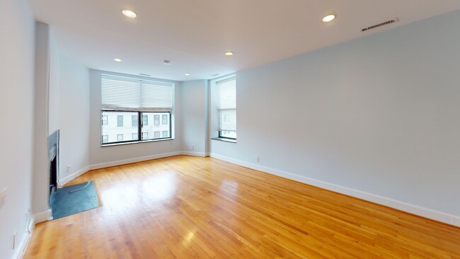 Building Photo - Top Floor Adams Morgan One Bedroom W/Washe...