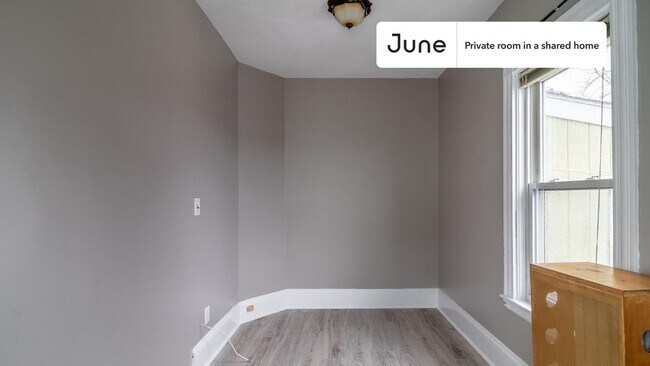 Foto del edificio - Room in Shared 5 bed/1 bath home
