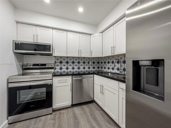 Foto del edificio - 17570 Atlantic Blvd