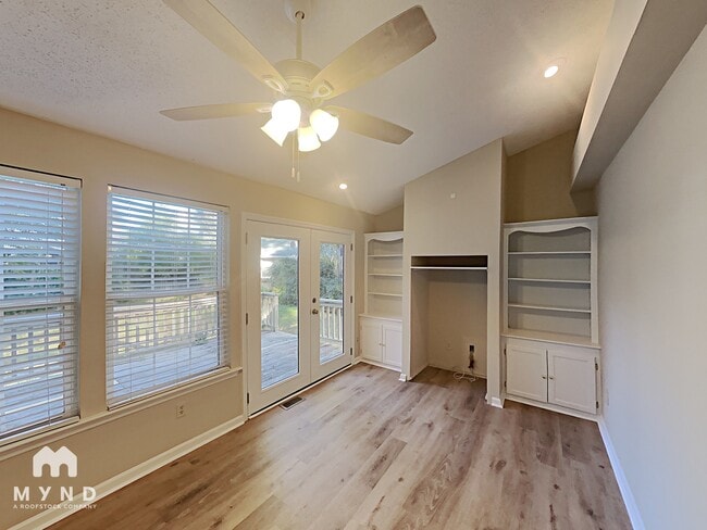 Building Photo - 4521 Aviemore Crescent