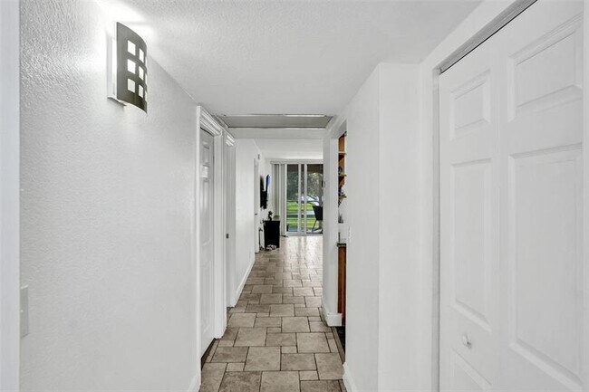 Foto del edificio - 9480 Poinciana Pl