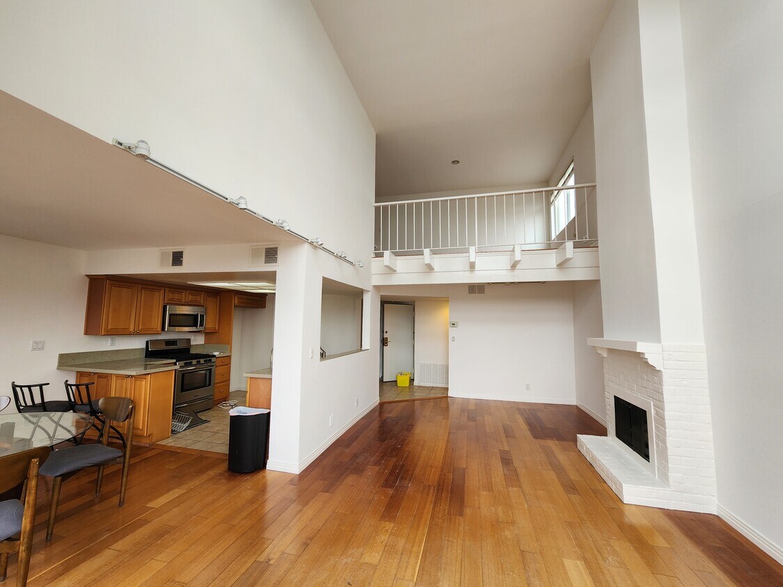 Living room with high ceiling - 2677 Centinela Ave