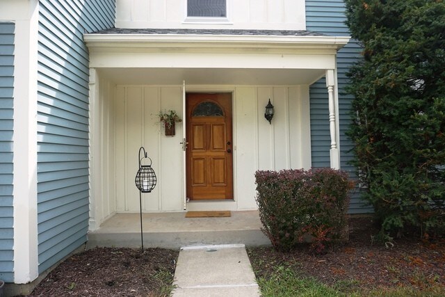 Building Photo - 3170 Village Green Dr