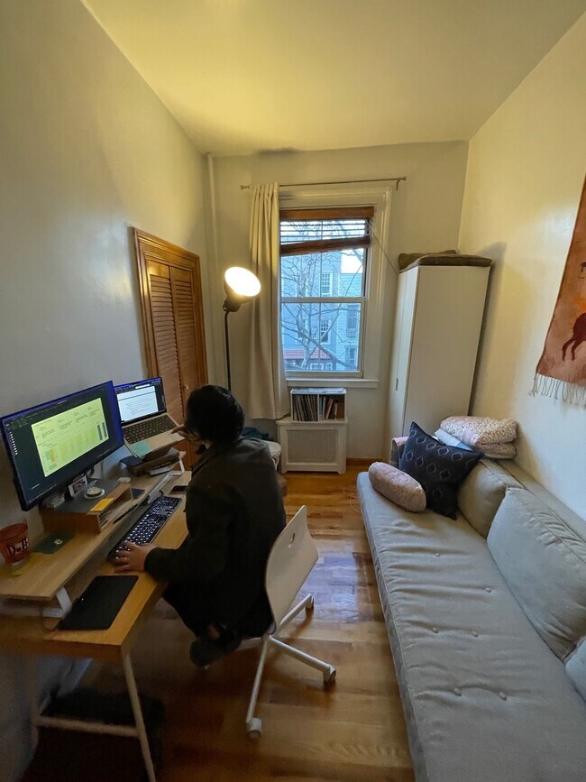 Side Room - 160 Ainslie St