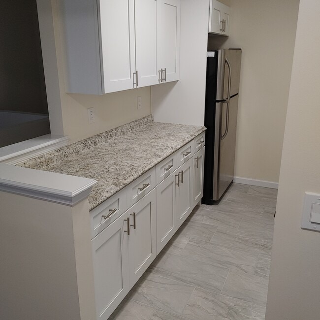 Kitchen - 236 Pointe Cir N