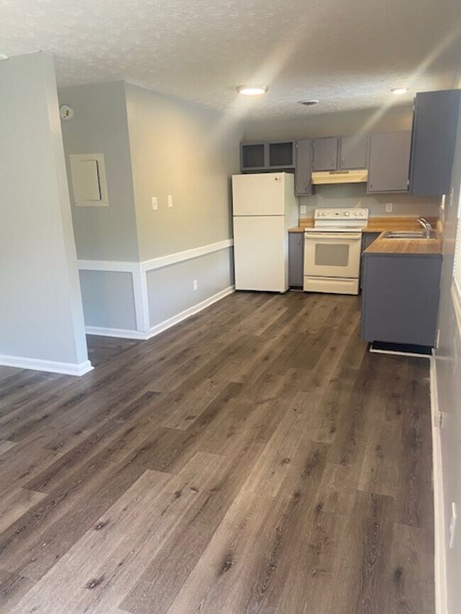 Foto del edificio - Strawberry Plains 37871 - 2 bedroom, 1 bath Second Floor Apartment - Call Linda Meese (865) 591-6004