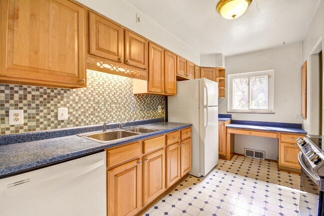 Foto del edificio - 1940 Chalmers Dr