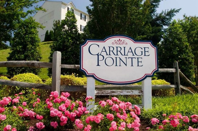 Entrada - Carriage Pointe Condominiums