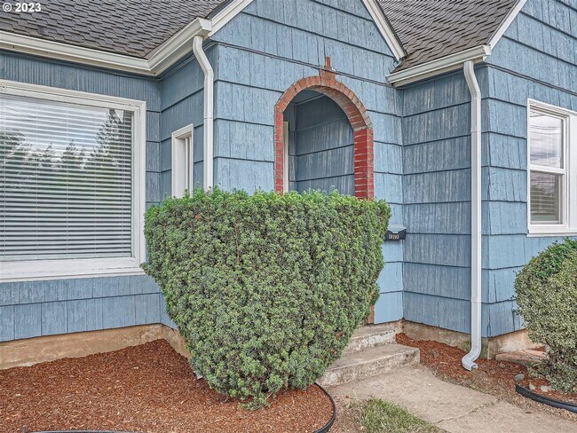 Foto del edificio - Charming bungalow offers a unique opportun...