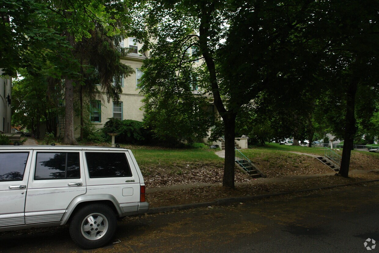 Building Photo - 1125 W 11th Ave