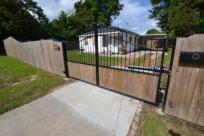 Foto del edificio - Newly remodeled, 3 bedroom, 2 bath home near Southern University loaded with amenities!