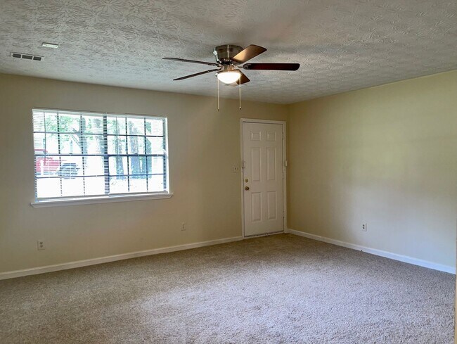 Foto del edificio - 3 Bed/2 Bath Ranch W/ Granite Counters & S...