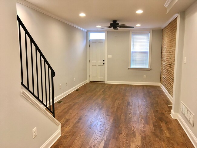 Foto del edificio - Gorgeous 3 Bed/3 Bath Renovated Townhome w...