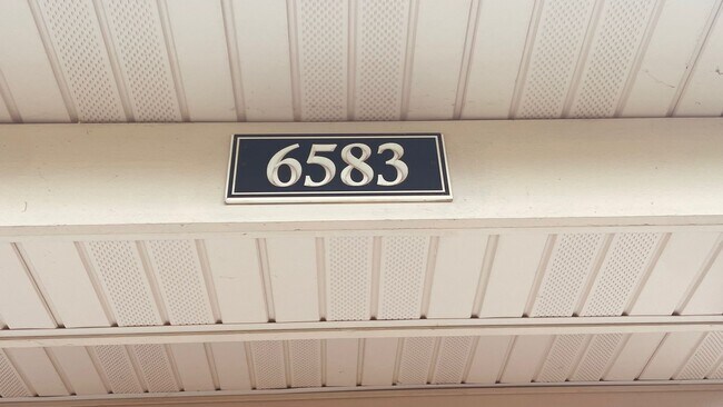 Número delantero - 6583 Linwood Drive