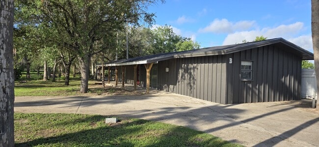 Building Photo - 1709 E Sioux Rd