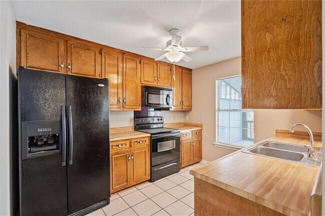 Foto del edificio - 270 Hillcrest Rd