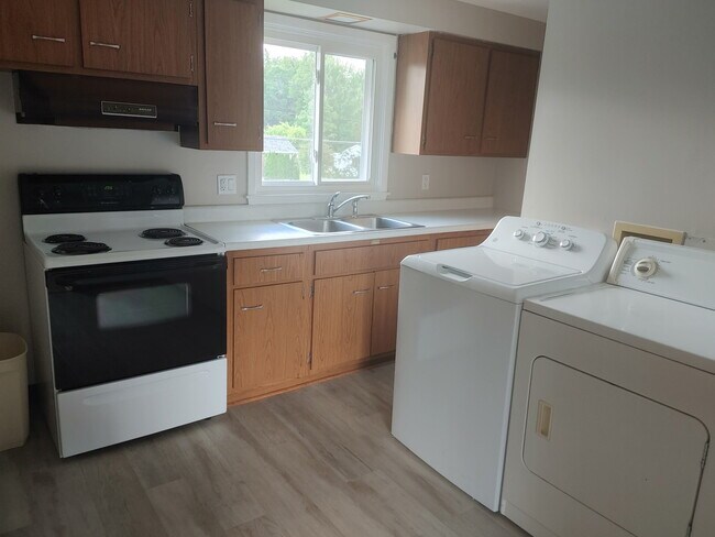 cocina con estufa, refrigerador, lavadora y secadora - 2718 Stenzel Ave