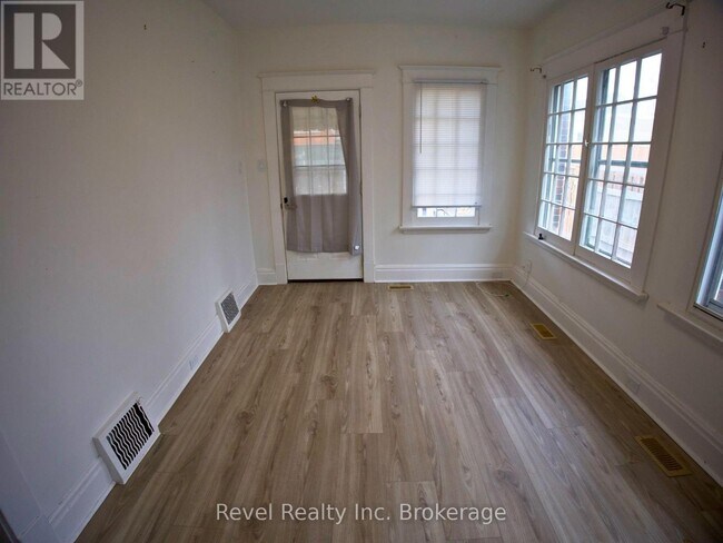 Building Photo - 511 King St