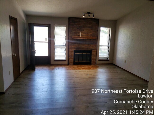 Building Photo - 907 NE Tortoise Dr