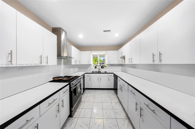 Foto del edificio - 490 W 33rd Pl