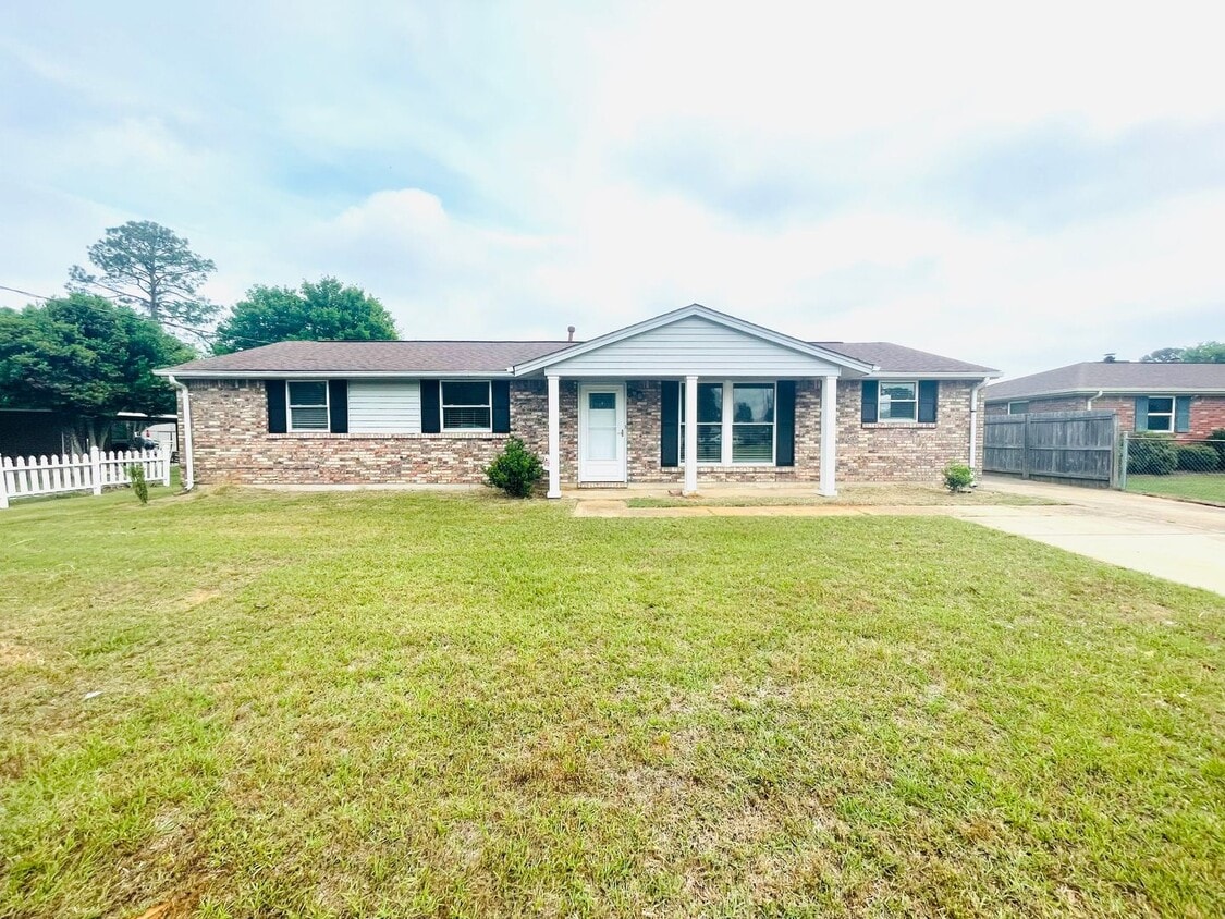 Primary Photo - ** 4 Bed 2 Bath Located in Prattville ** C...