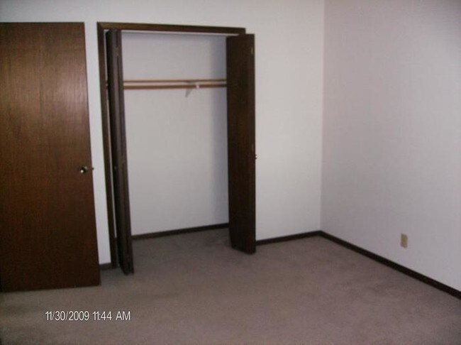 Building Photo - NW 1 Bedroom, Garage, Heat and Water Paid!