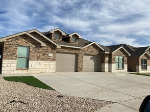 Building Photo - Willowbend Villas