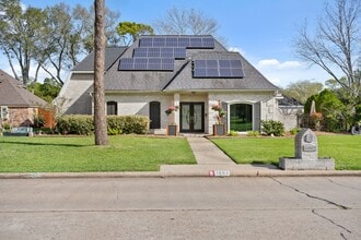 Building Photo - 3002 Hampton Dr