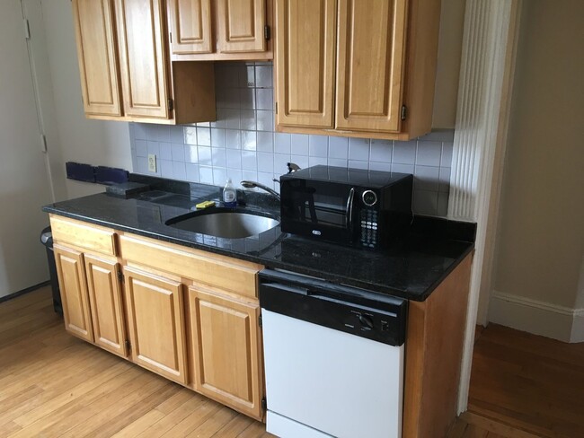 Foto del edificio - Very Nice 4 bed on Comm Ave. in Brighton, ...