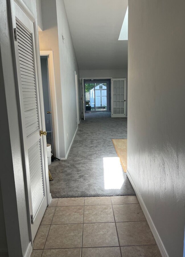 Building Photo - 3BR/ 2BA Townhouse - Close to Town center!...