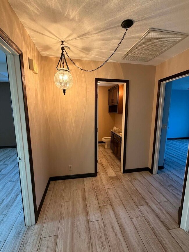 Foto del edificio - Beautiful Executive 3bd/2bath home in Joplin with fenced in yard / 2 car garage  and sunroom!!