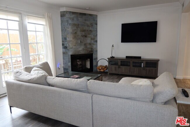 Building Photo - 944 Palm Ave