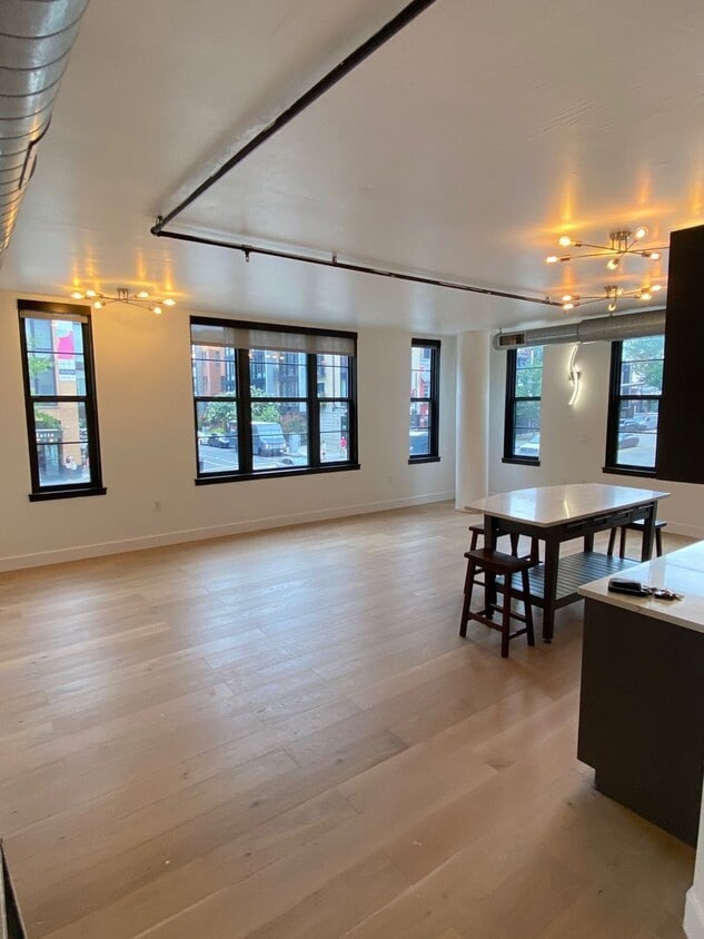 Beautiful updated 2bd/2ba condo in bustlin... - Beautiful updated 2bd/2ba condo in bustlin...
