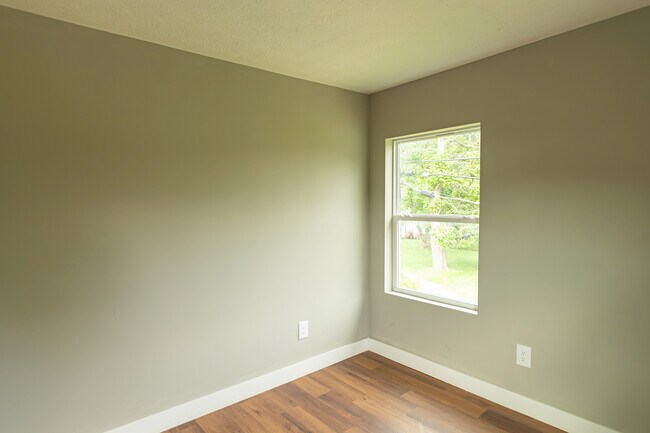 Building Photo - 429-431 Bolander