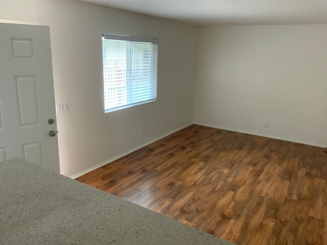 Building Photo - Stunning 1 Bedroom