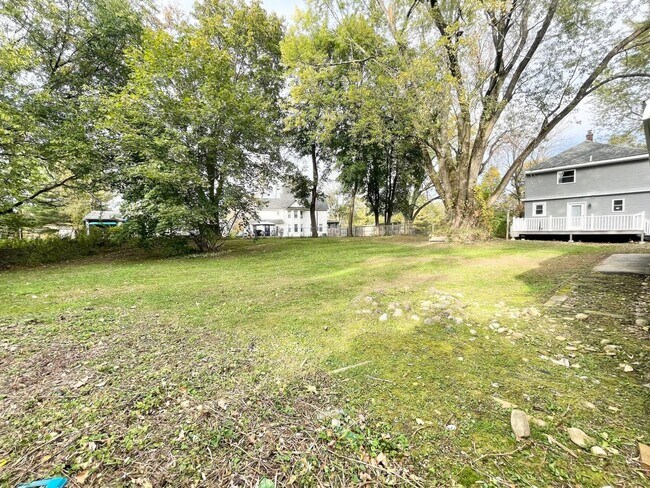 Building Photo - Large Single Family Home, Ready Now!