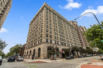 Building Photo - 2100 N Lincoln Park W