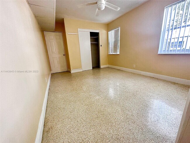 Building Photo - 2058 Monroe St