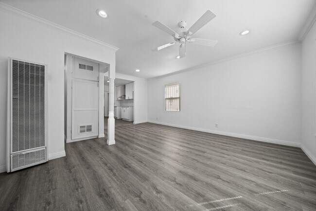 Building Photo - 1427 W School St