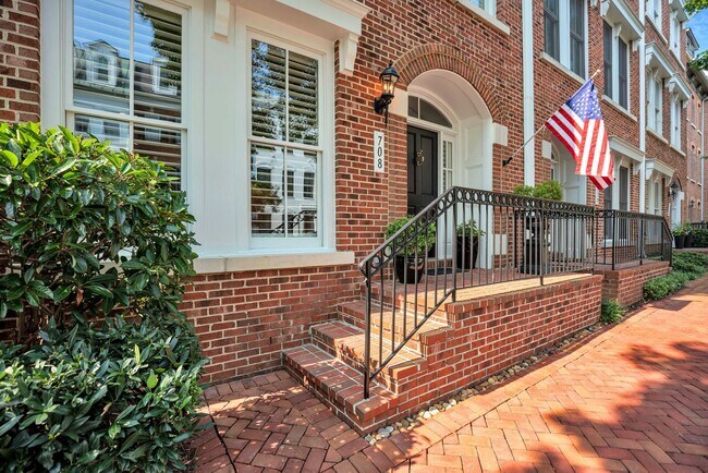Foto del edificio - Stunning 4BR All-Brick End-Unit Townhome with Rooftop Terrace in Potomac Greens