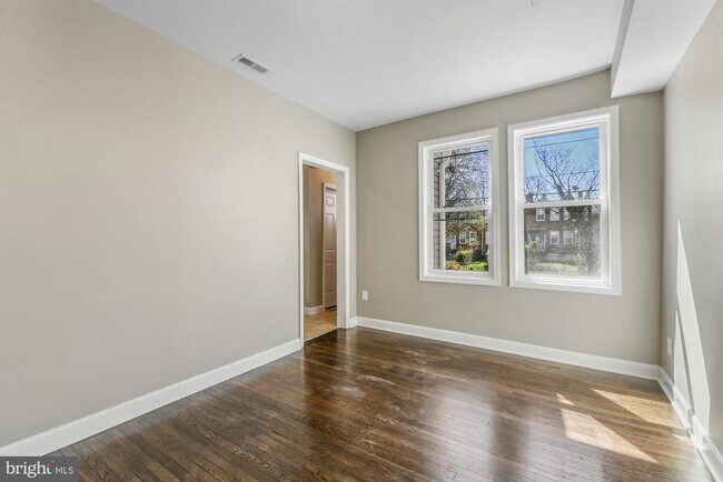 Foto del edificio - 3909 Ridgewood Ave