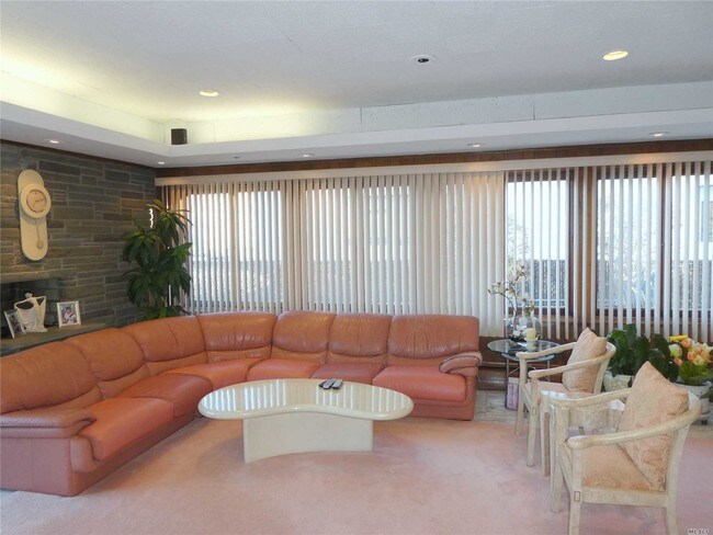 Foto del edificio - 115 Long Beach Blvd