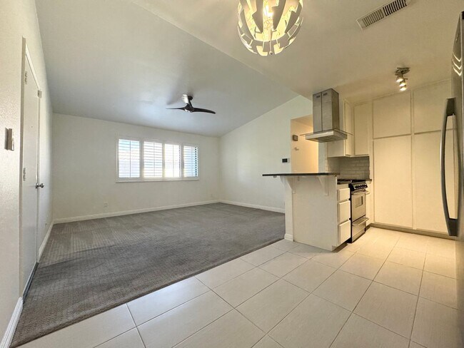 Foto del edificio - AVAILABLE NOW!!! Charming 2 Bedroom/2 Bath...