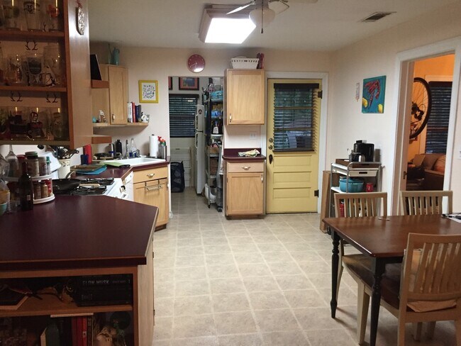 Foto del edificio - Charming 2/1 House in Hyde Park- Available for August!