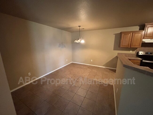 Building Photo - 2810 Wildwood Dr