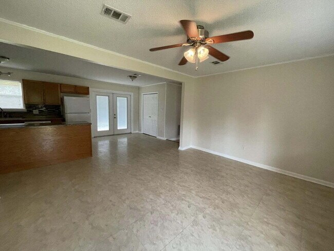 Building Photo - Charming new rental and ready for move in!