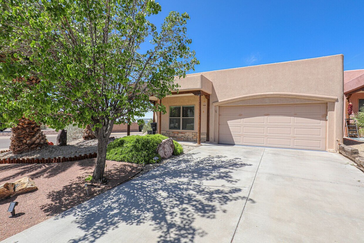 Foto principal - 3 Bedroom 2 Bath Home