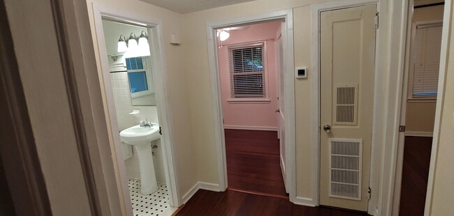 Building Photo - Cute 2 bedroom 1 bath single home