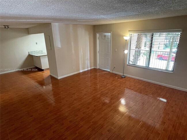Building Photo - 6900 SW 39th St